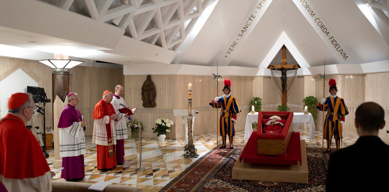 El Vaticano difundió las primeras imágenes del féretro del papa Francisco y confirmó el día del funeral