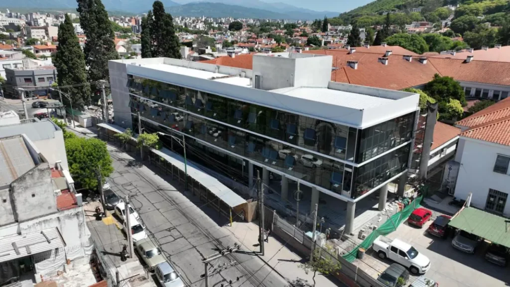 Hospital San Bernardo: diputados piden que se sotierren los cables de la nueva obra