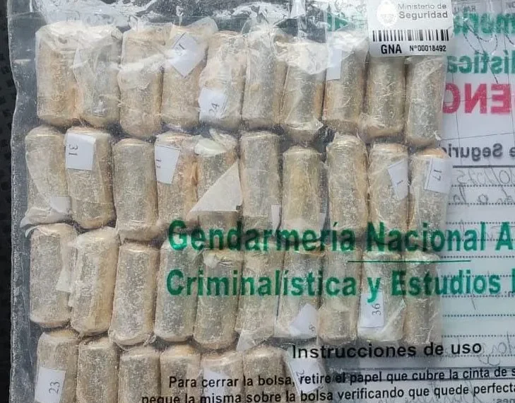 Ingirió 45 cápsulas de cocaína y lo salvaron en el hospital