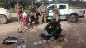 Abandonaron una moto y seis kilos de cocaína al huir de Gendarmería en Salta