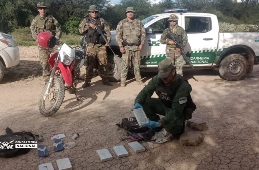 Abandonaron una moto y seis kilos de cocaína al huir de Gendarmería en Salta