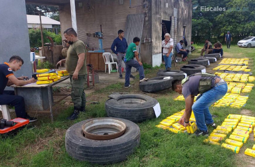 Detuvieron a tres personas por transportar y almacenar 425 kilos de cocaína en una gomería, hay un prófugo