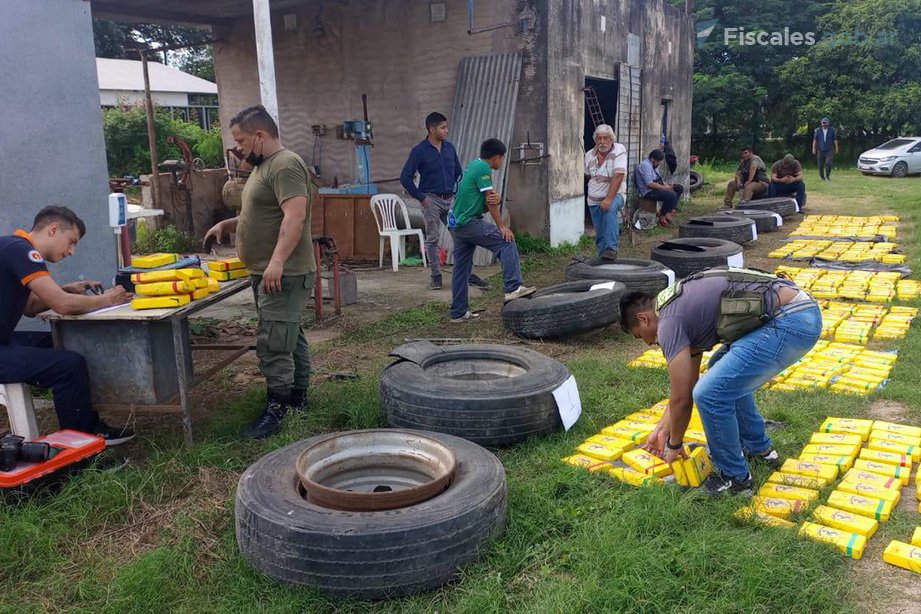 Detuvieron a tres personas por transportar y almacenar 425 kilos de cocaína en una gomería, hay un prófugo