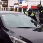 Conducía ebrio por el centro de Salta y se durmió al volante con una cerveza en la mano