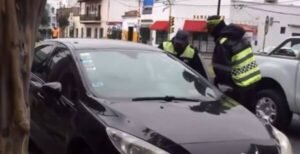 Conducía ebrio por el centro de Salta y se durmió al volante con una cerveza en la mano