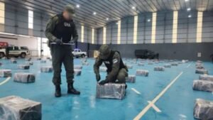 Un operativo insólito: tiró una mochila con 3 kilos de droga y encontraron 3 toneladas