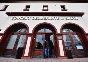 Farquharson cruzó a Cornejo por su idea de sacar el Boleto Gratuito