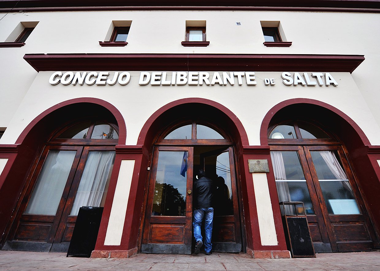 Farquharson cruzó a Cornejo por su idea de sacar el Boleto Gratuito