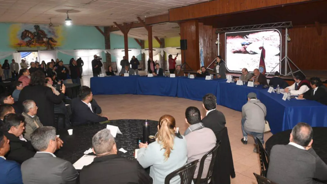 Sáenz encabezó una reunión de gabinete ampliado con intendentes y legisladores en San Martín