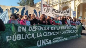 Paro universitario: docentes y estudiantes salteños marcharon por la ciudad