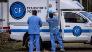 Una mujer murió tras impactar con su moto contra una camioneta