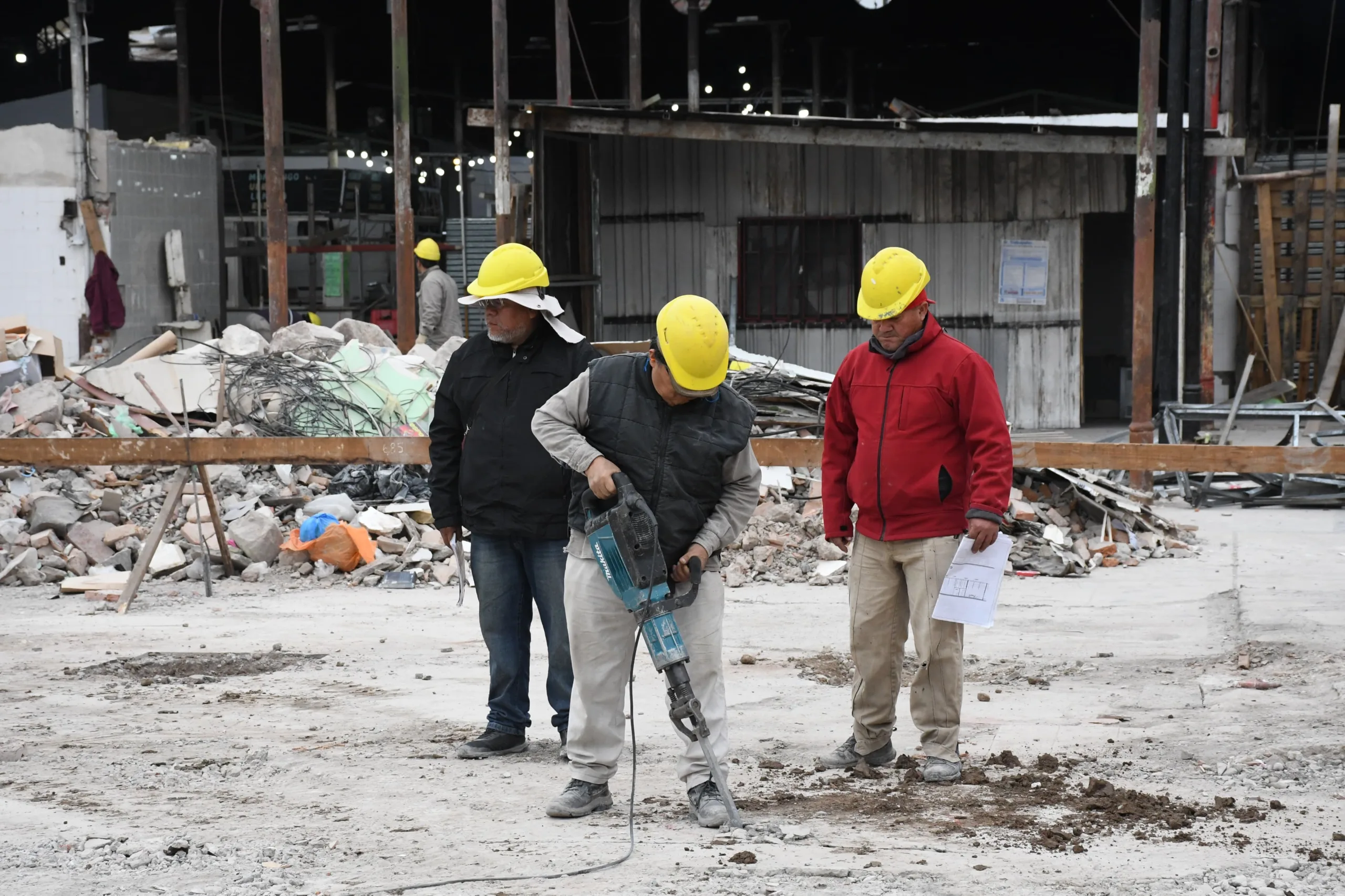 Obras en el mercado San Miguel: realizan la prueba del suelo para proyectar la construcción