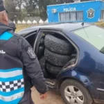 ¡Atrapado infraganti! Lo detienen llevando más de 30 cubiertas de contrabando