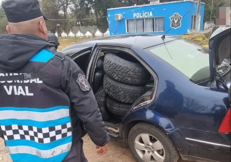 ¡Atrapado infraganti! Lo detienen llevando más de 30 cubiertas de contrabando