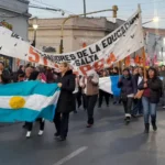 Con críticas a los sindicatos, docentes marcharon por las calles de la ciudad