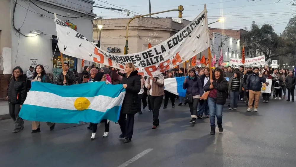 Con críticas a los sindicatos, docentes marcharon por las calles de la ciudad