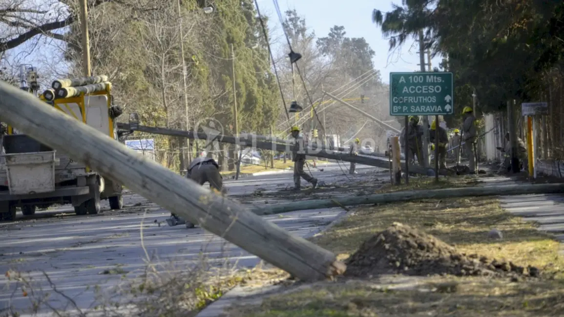 El viento zonda no da tregua: postes vencidos y peligro latente en la ciudad de Salta