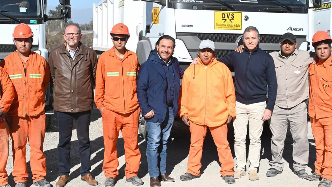 La Dirección Provincial de Vialidad sumó nuevas maquinarias con una entrega realizada por el gobernador Sáenz