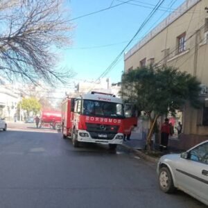 INCENDIO EN LA INTERSECCIÓN DE DEAN FUNES Y LEGUIZAMÓN