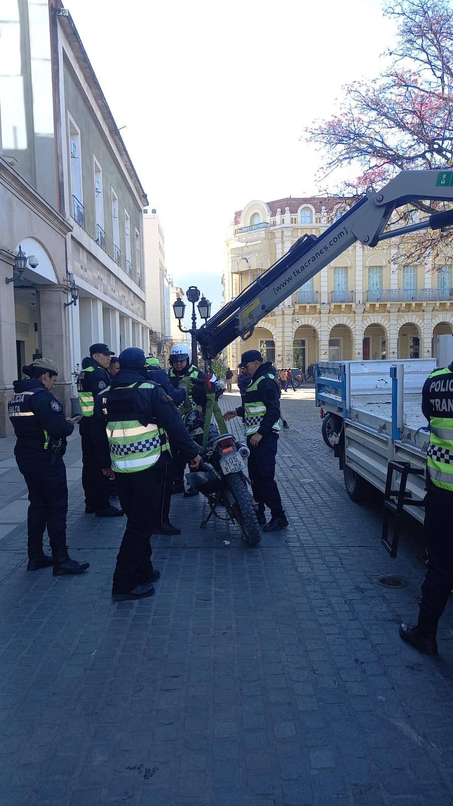 MEGAOPERATIVO EN SALTA: SECUESTRAN MOTOS MAL ESTACIONADAS EN EL CENTRO
