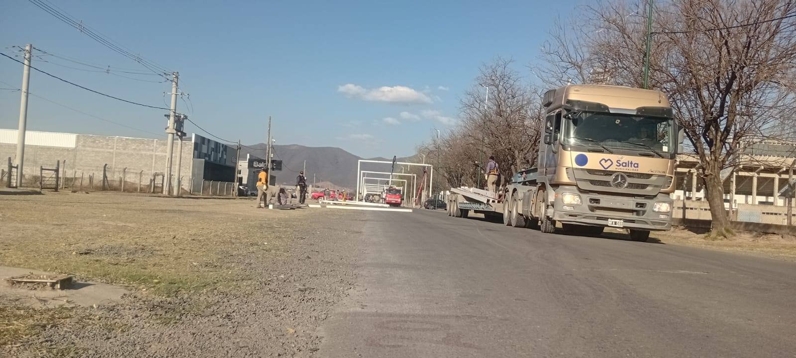 RETIRAN LAS ESTRUCTURAS DE LOS ARCOS QUE ESTABAN SOBRE LA AV. DEL CARNAVAL