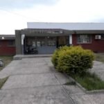 RECLAMO DE PADRES EN EL COLEGIO LACROZE 5032 POR EXIGENCIAS DE UNIFORME