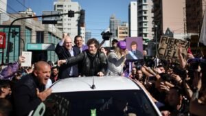 Atacaron la caravana de Milei en Lomas de Zamora y evacuaron a toda la comitiva