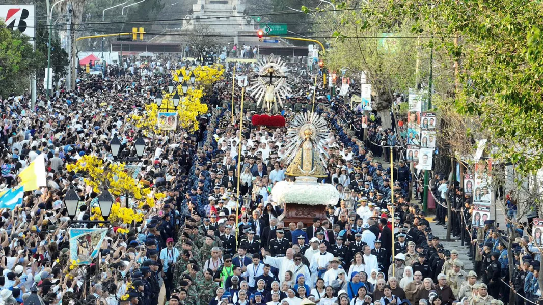 El pueblo de Salta renovó su Pacto de Fidelidad y amor con el Señor y la Virgen del Milagro