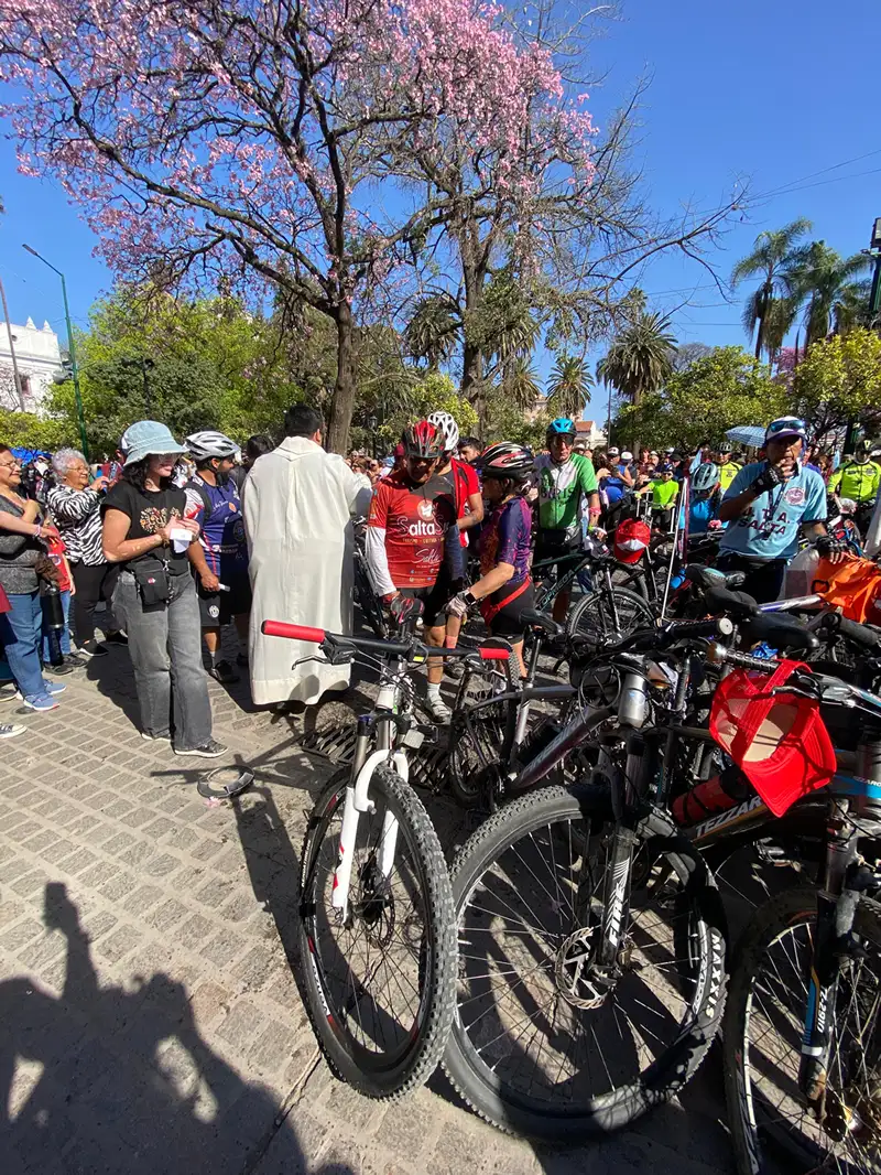 Milagro 2025: Llegaron a la Catedral los biciperegrinos de Perú