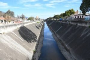 LIMPIEZA: SE ACONDICIONA EL CANAL YRIGOYEN ANTES DE LA TEMPORADA ESTIVAL