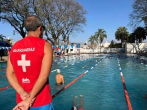 NATATORIOS MUNICIPALES: ESTE MIÉRCOLES CIERRAN LAS INSCRIPCIONES DE GUARDAVIDAS PARA LA TEMPORADA 2025/26