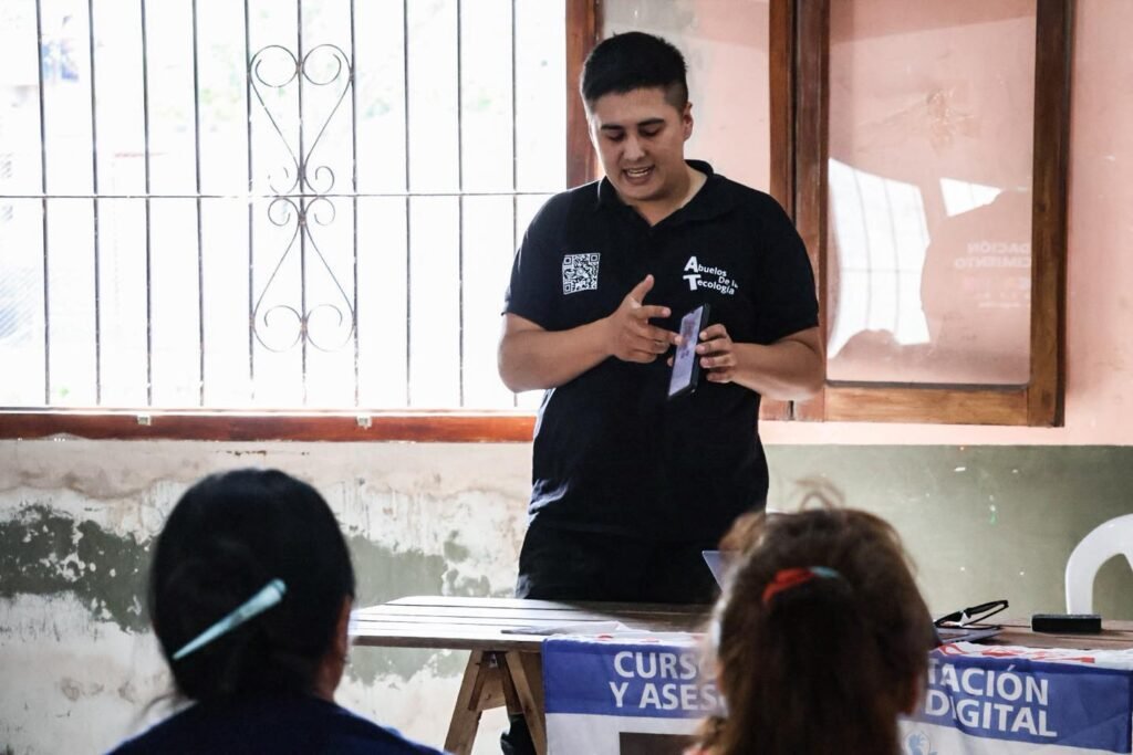 𝗘𝗱𝘂𝗰𝗮𝗰𝗶𝗼́𝗻 𝗱𝗶𝗴𝗶𝘁𝗮𝗹 𝗽𝗮𝗿𝗮 𝗻𝘂𝗲𝘀𝘁𝗿𝗼𝘀 𝗮𝗱𝘂𝗹𝘁𝗼𝘀 𝗺𝗮𝘆𝗼𝗿𝗲𝘀
