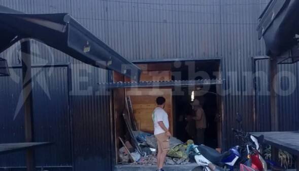 Se prendió fuego un local en refacción en Tres Cerritos