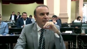 Senadores buscan quitar beneficios sociales a extranjeros para aumentar pensiones y jubilaciones