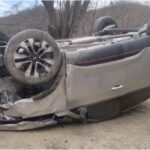 Trasladan en código rojo a un conductor salteño luego de volcar con su auto en Vaqueros