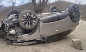 Trasladan en código rojo a un conductor salteño luego de volcar con su auto en Vaqueros