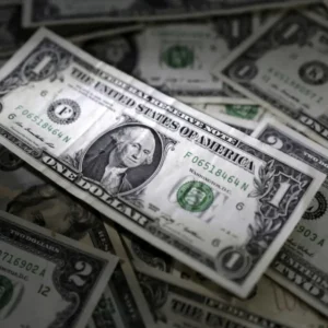El dólar oficial supera los $1500