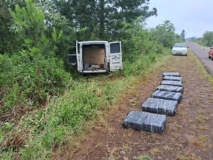 Misiones: Se arrojó de un furgón en movimiento para evitar ser detenido con 187 kilos de marihuana