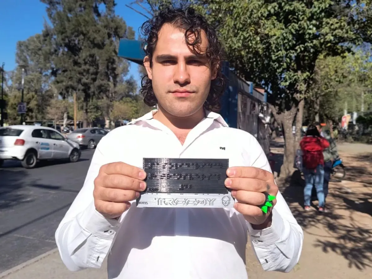 El municipio coloca 100 placas en Braille en las paradas de colectivos