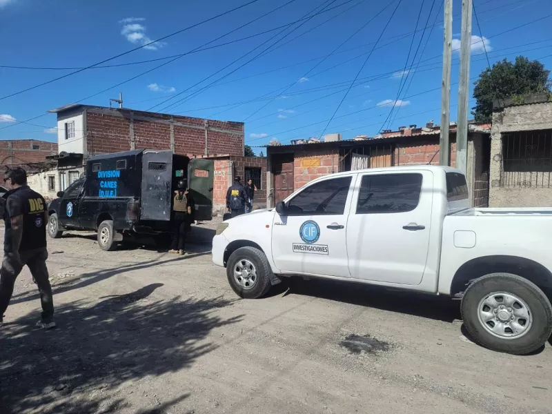 Seis detenidos por la violenta muerte de una mujer en Villa Primavera: se les secuestró una importante cantidad de droga