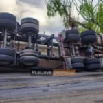 Volcó un camión de combustible en la Ruta 51 y el chofer fue rescatado por bomberos
