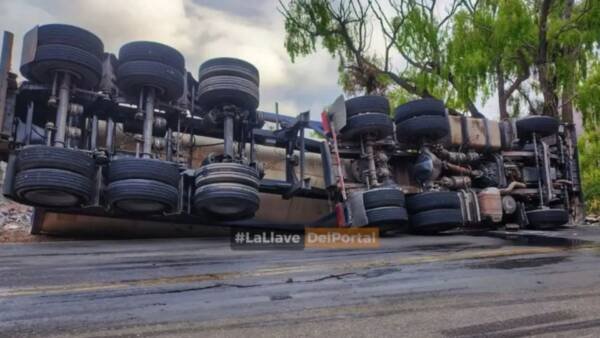 Volcó un camión de combustible en la Ruta 51 y el chofer fue rescatado por bomberos