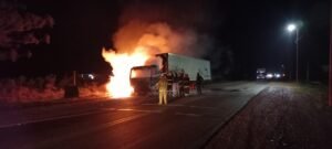 INCENDIO DE UN CAMIÓN EN RUTA 34: DENUNCIAN ABANDONO EN EL CUERPO DE BOMBEROS DE EMBARCACIÓN