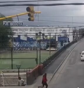 Detuvieron a dos hombres por robarle el celular a una mujer en barrio Vélez Sarsfield