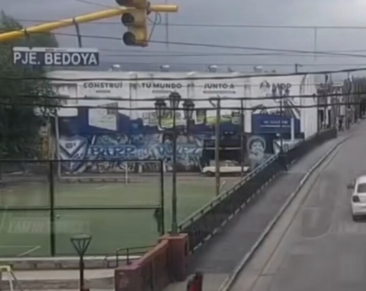 Detuvieron a dos hombres por robarle el celular a una mujer en barrio Vélez Sarsfield