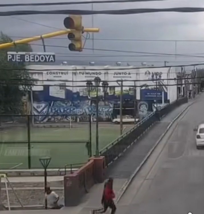 Detuvieron a dos hombres por robarle el celular a una mujer en barrio Vélez Sarsfield