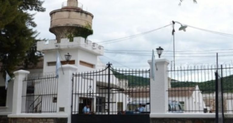 Sorpresivo allanamiento en el penal de Villa Las Rosas por venta de droga y en otros puntos