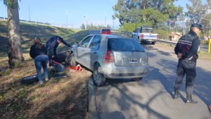 Se quedó dormido al volante y casi cae a un canal