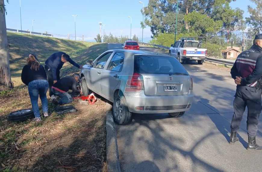 Se quedó dormido al volante y casi cae a un canal