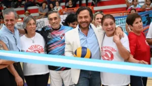 El Gobernador inauguró un piso flotante profesional en el Complejo Deportivo de Metán